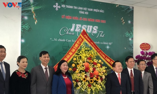 Líderes de Vietnam felicita a la Iglesia Evangélica de la región norteña en ocasión de la Navidad de 2022