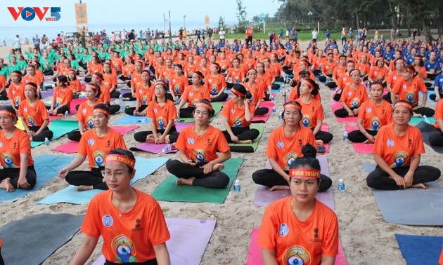 Celebran en Vietnam el Día Internacional del Yoga 
