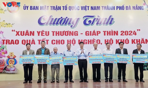 Ayuda económica para los necesitados en Da Nang con motivo del Tet 2024