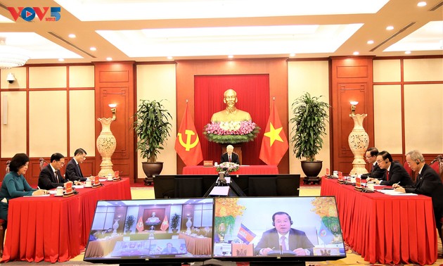 阮富仲同柬埔寨人民党主席、柬埔寨首相洪森通电话
