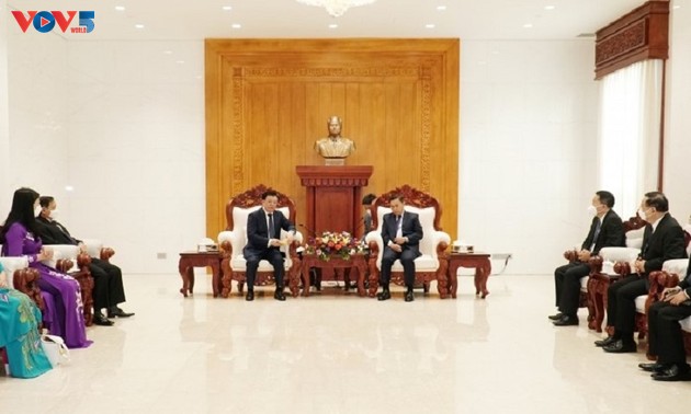 Les dirigeants laotiens saluent la coopération étroite entre Hanoï et Vientiane