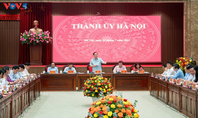 Vuong Dinh Huê travaille avec le comité du Parti de Hanoï