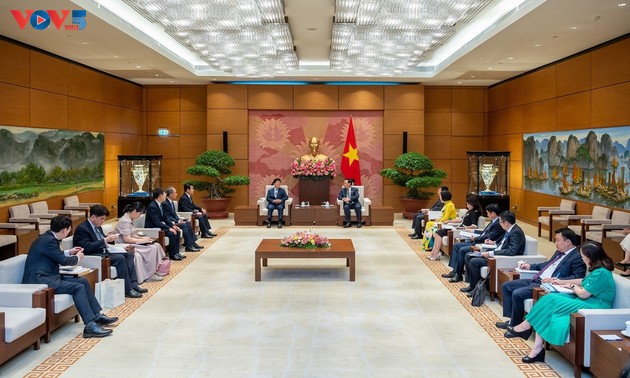 Un ancien président de l'Assemblée nationale sud-coréenne reçu par Vuong Dinh Huê pour renforcer la coopération interparlementaire