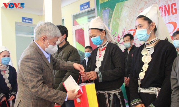 Social beneficiaries receive support ahead of Tet holiday