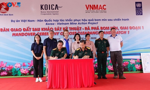 UXO-free land handed over to Binh Dinh province