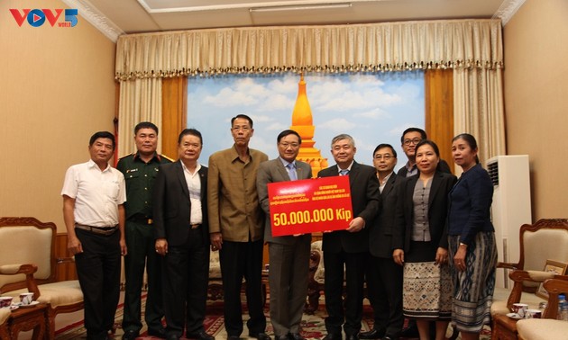 Die Vietnamesen in Laos unterstützen die Anwohner in Savannakhet bei der Beseitigung der Flutfolgen