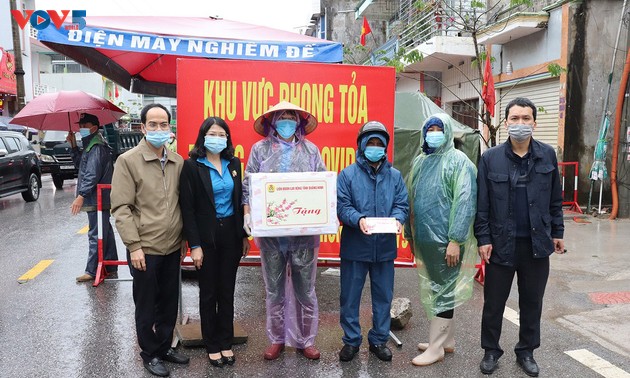 Quang Ninh übergibt Geschenke an Arbeitskräfte und Anti-Corona-Kräfte
