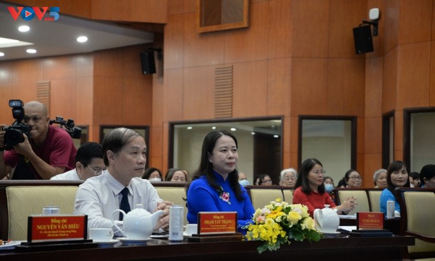 Vize-Staatspräsidentin Vo Thi Anh Xuan trifft revolutionäre Gefangene