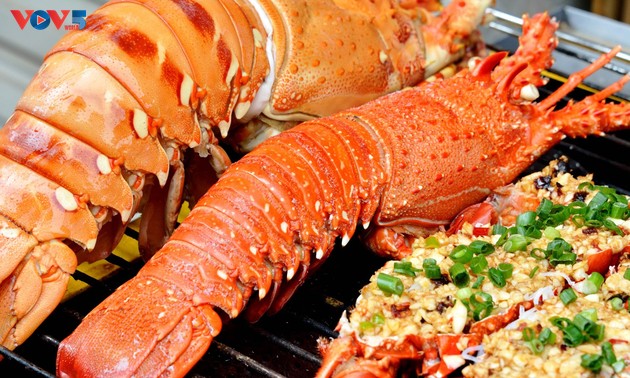 Déguster du homard grillé sur l’île de Binh Ba