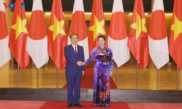 Parlamentspräsidentin Nguyen Thi Kim Ngan empfängt Japans Premierminister