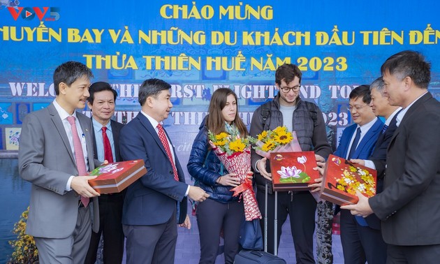 Internationale Touristen kommen zu Beginn des neuen Jahres nach Vietnam