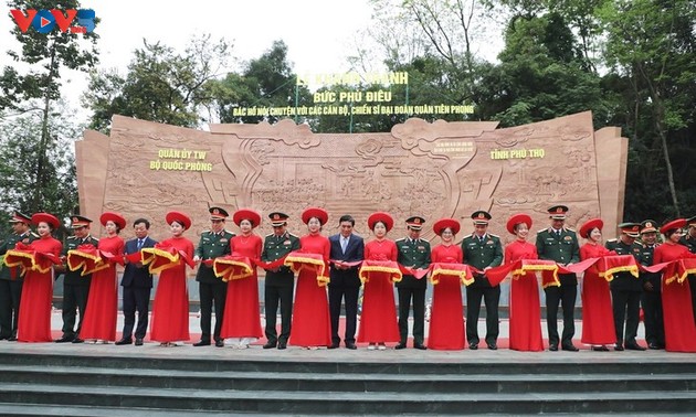 Einweihung des Reliefs über Präsident Ho Chi Minh und Soldaten