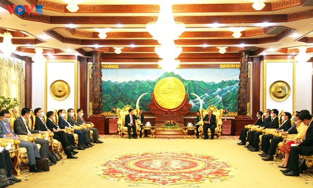 越南政府副总理兼外长范平明向老挝高级领导人通报合作结果
