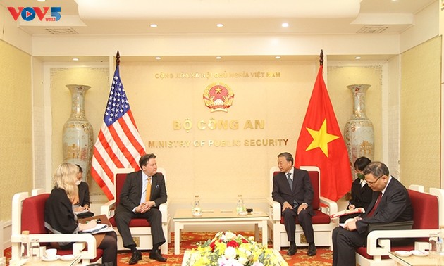 越南和美国在安全和执法领域开展合作