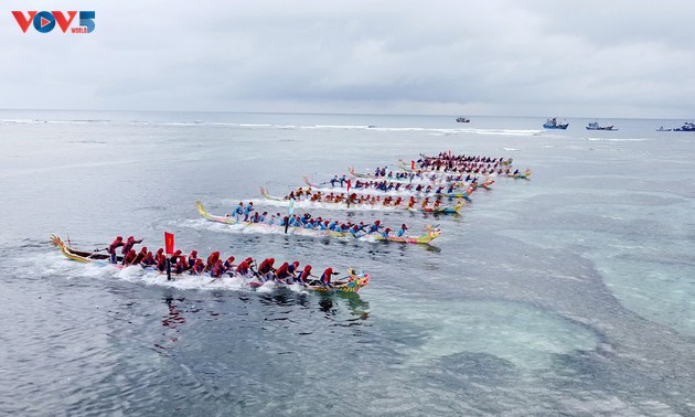 Tu Linh boat racing festival of Ly Son fishermen opens