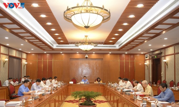 Nguyên Phu Trong préside une réunion sur des projets importants