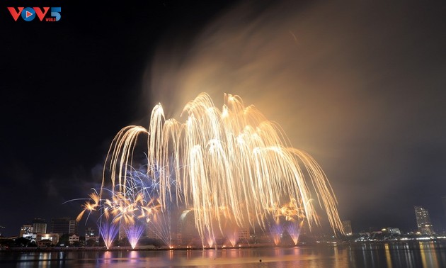 Prancis dan Italia Masuk Final Festival Kembang Api Internasional Da Nang 2023