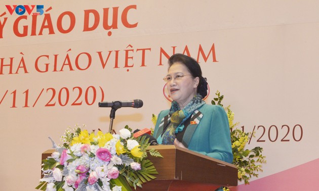 Nguyên Thi Kim Ngân rencontre des députés-enseignants