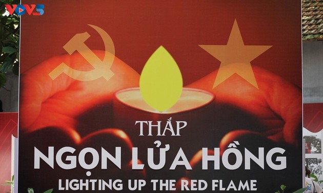 「赤い炎を灯す」展示、英雄烈士の恩に報いる