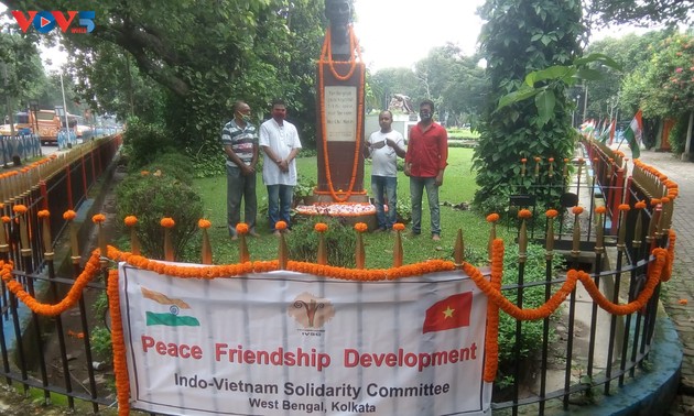 在印度加尔各答市胡志明主席塑像献花庆祝九二国庆