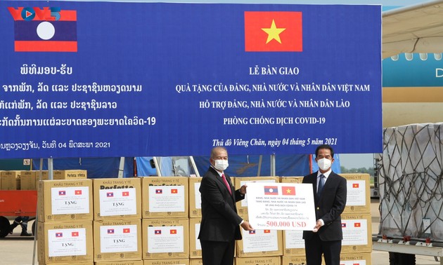 越南向老挝援助抗疫物资