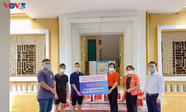 河内市友好组织联合会向受疫情影响的在河内柬埔寨留学生赠送礼物