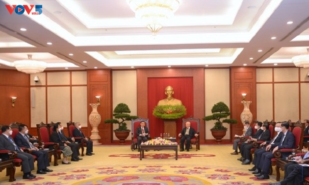 阮富仲总书记：越南积极全面支持老挝革新事业