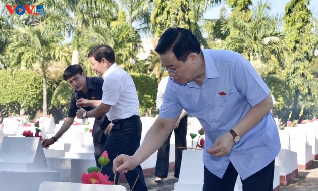 越南国会主席王庭惠敬香缅怀在广义省牺牲的英雄烈士