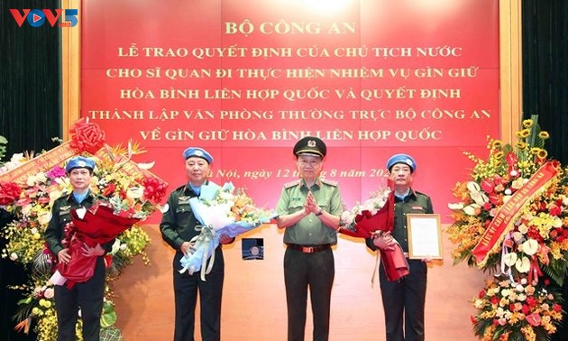 越南国家主席阮春福：人民公安力量要努力奋斗、良好完成维和任务
