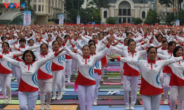胡志明市老年人参加养生操和瑜伽集体展演，创越南新纪录
