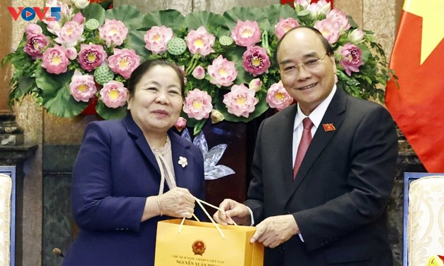 越南有力、全面支持老挝革新开放事业