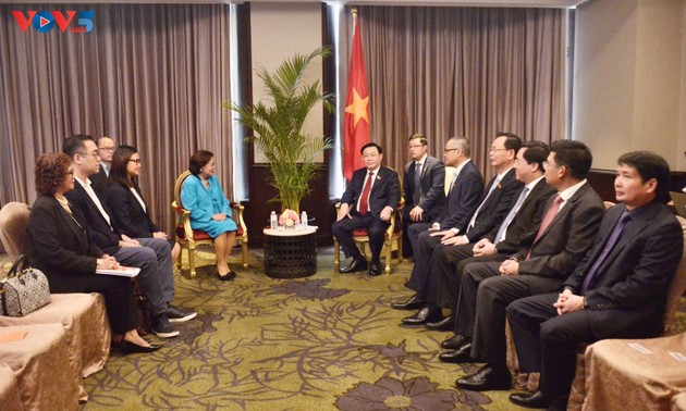 越南国会主席王庭惠会见克拉克经济特区首席执行官