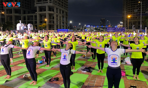 一千五百多人在岘港市参加瑜伽表演