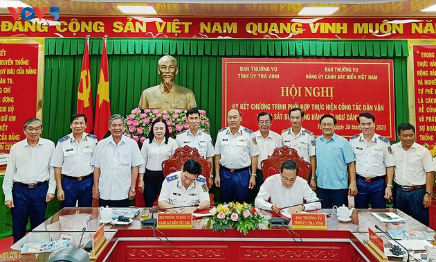 茶荣省与海上警察力量签署“海上警察与渔民并肩同行”​民运工作配合计划