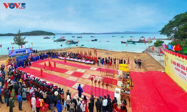 广宁省首次举行开海节