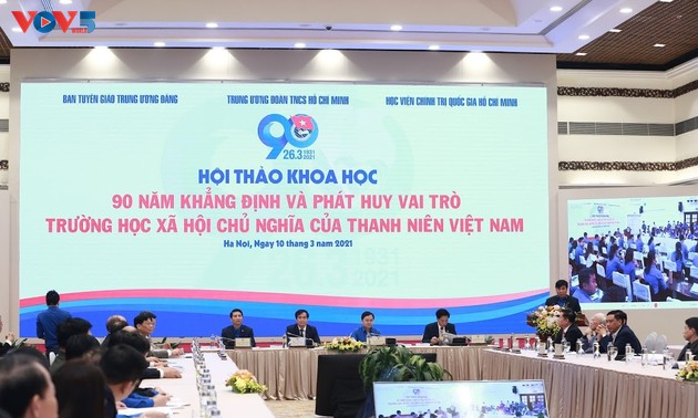 Diskussion zu 90 Jahren Schule des Sozialismus der vietnamesischen Jugendlichen