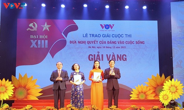 Preisverleihung für zwei Wissenswettbewerbe über die Partei der Stimme Vietnams