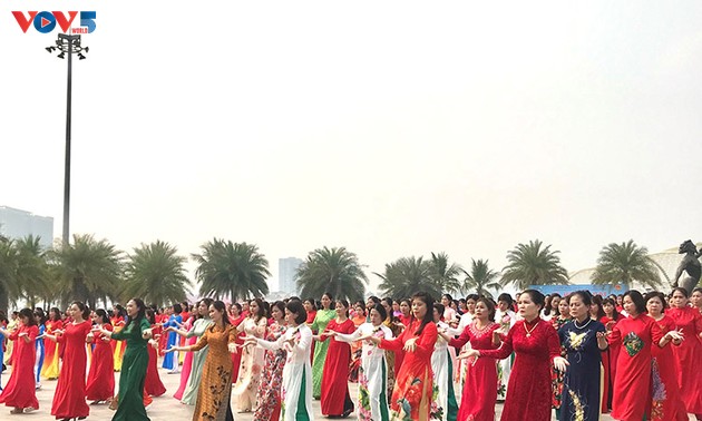 Vietnamesische Frauen begrüßen die Woche der Tracht Ao Dai
