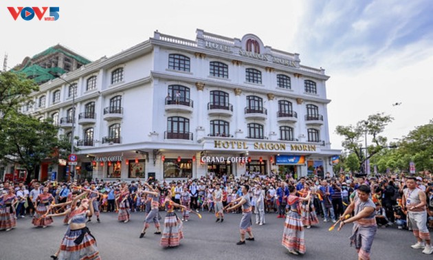 Festival Jalanan Hue Cemerlang dengan Warna-Warni Budaya