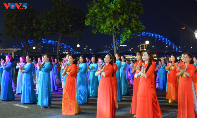 Perempuan Vietnam Menyambut Pekan “Ao Dai”