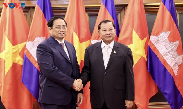 Премьер-министр Вьетнама Фам Минь Тинь встретился с председателем Сената Камбоджи Сай Чхумом