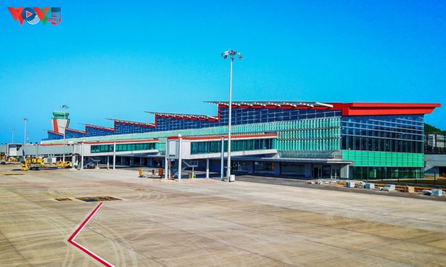 Panorama bandara internasional Van Don di tengah-tengah laut dan langit daerah Dong Bac (Timur Laut) 