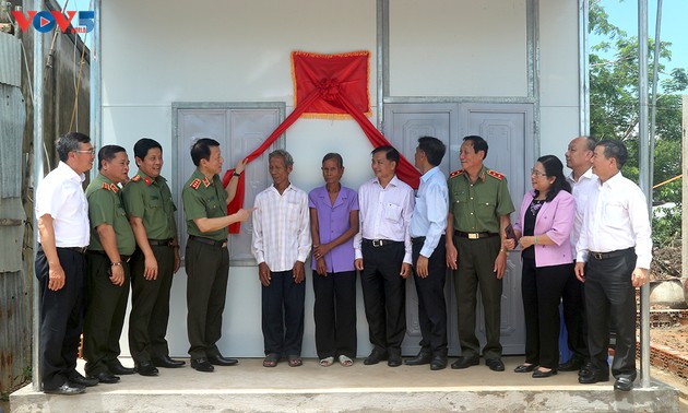Ministry of Public Security funds 1,200 houses for the poor in Soc Trang