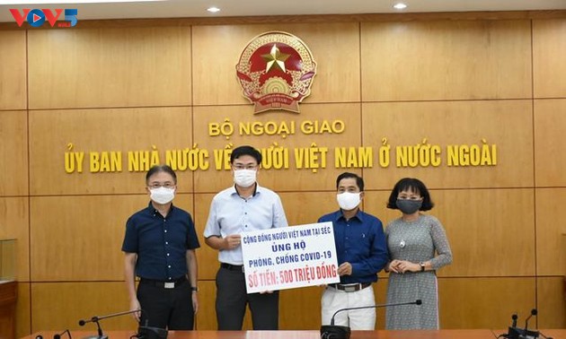 Вьетнамцы в Чехии  сделали пожертвования в Фонд вакцин против Covid-19