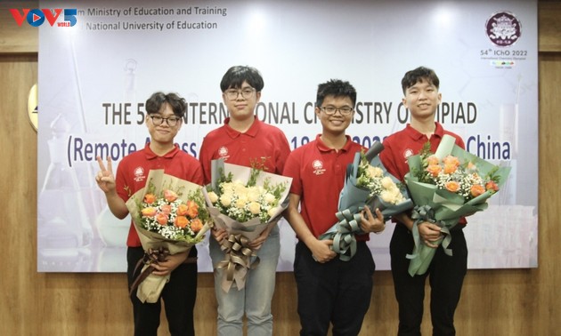 Вьетнамские школьники завоевали 4 золотых медали на Международной олимпиаде по химии 2022