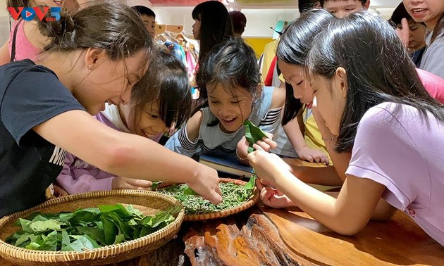 Các em nhỏ tìm hiểu về lụa đũi truyền thống Việt