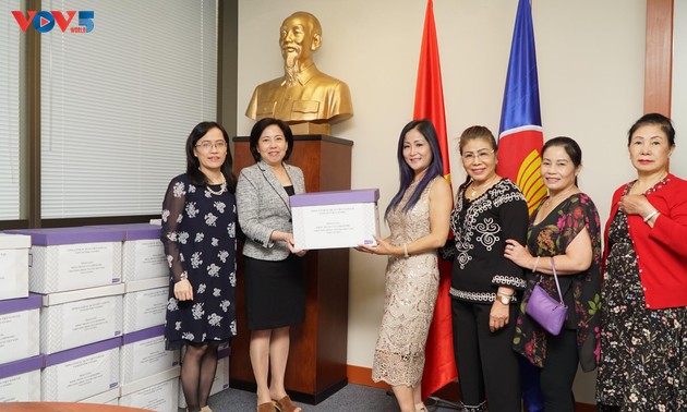Trao tặng khẩu trang cho cộng đồng người Việt Nam tại Canada