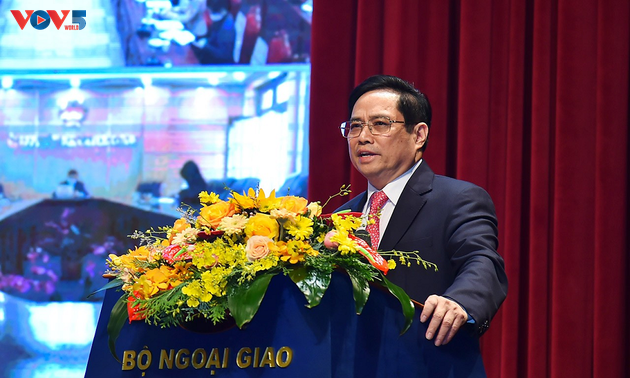 Primer ministro destaca el papel y los aportes de la diplomacia de Vietnam