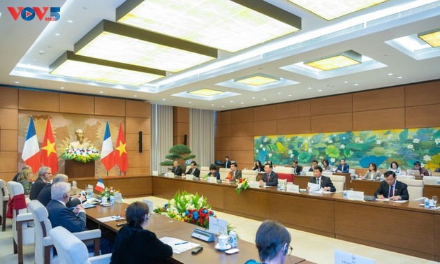Titular del Parlamento vietnamita dialoga con presidente del Senado francés sobre relaciones binacionales