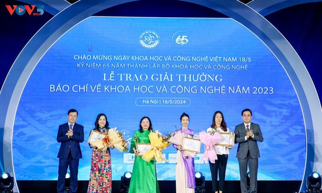 Premian ganadores de concurso periodístico sobre ciencia y tecnología de Vietnam